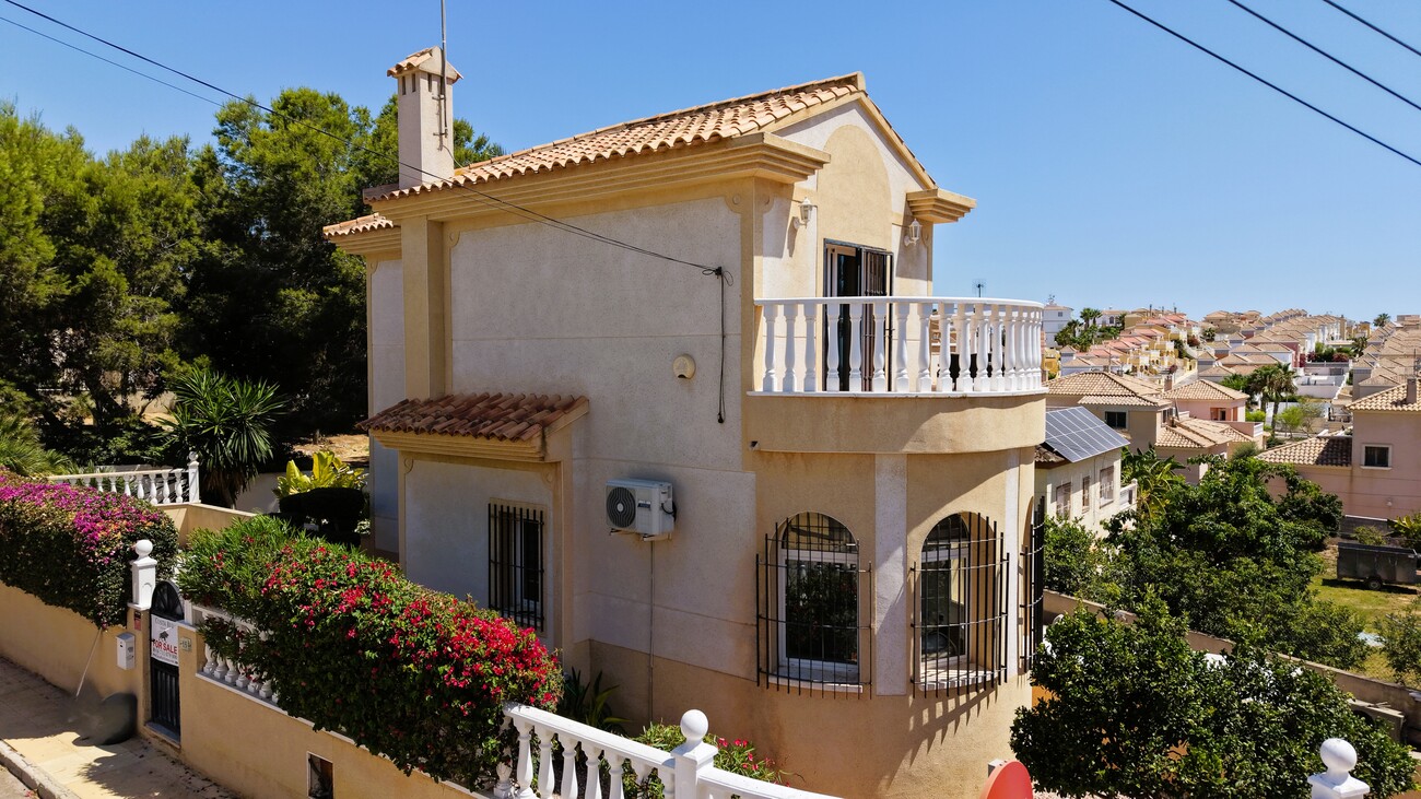 Resale - 3 Bedroom 2 Bathroom Villa in Orihuela Costa - Costa Blanca  - Alicante