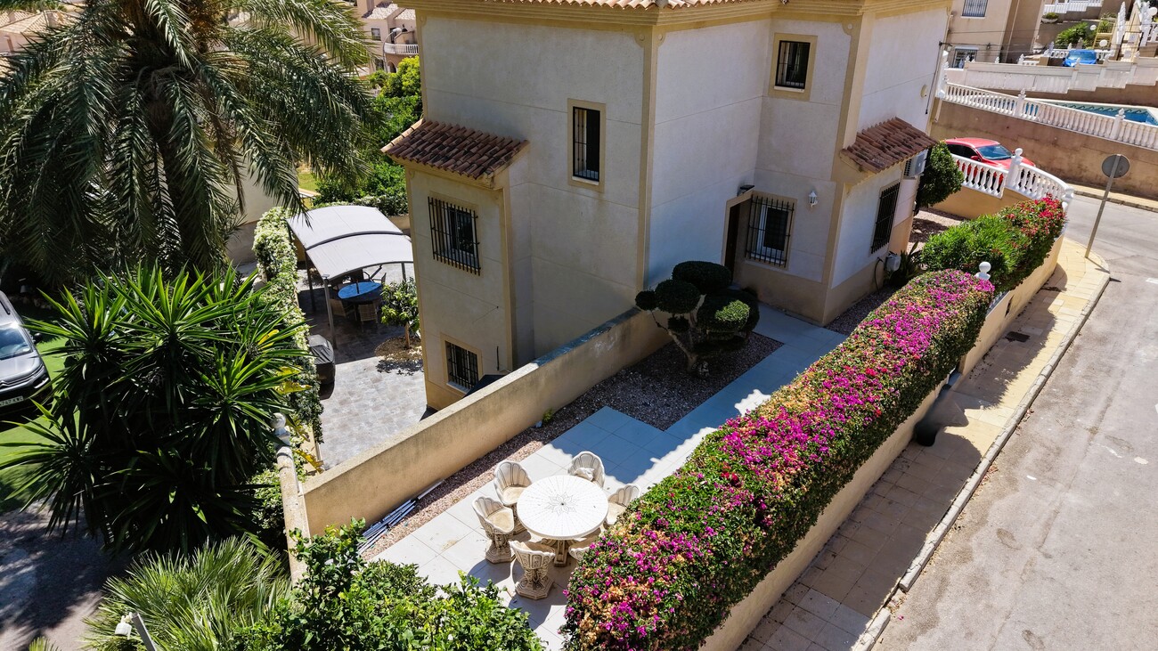 Resale - 3 Bedroom 2 Bathroom Villa in Orihuela Costa - Costa Blanca  - Alicante