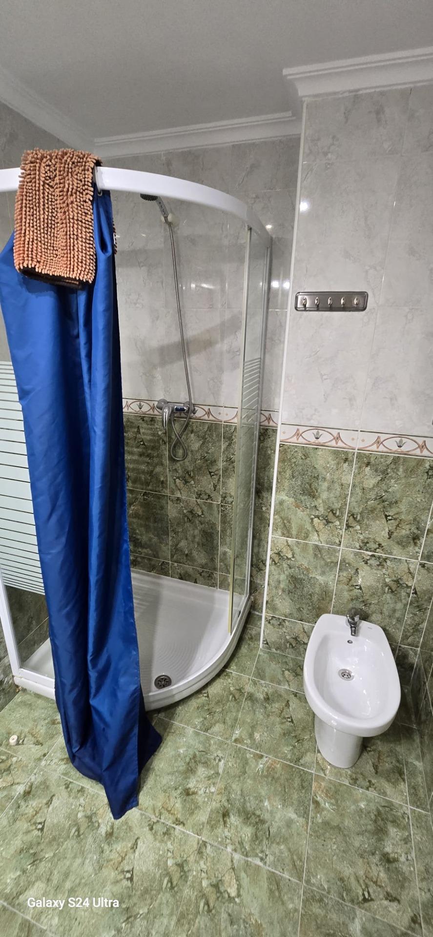 Resale - 4 Bedroom 2 Bathroom Apartment in Torrevieja - Torrevieja  - Alicante