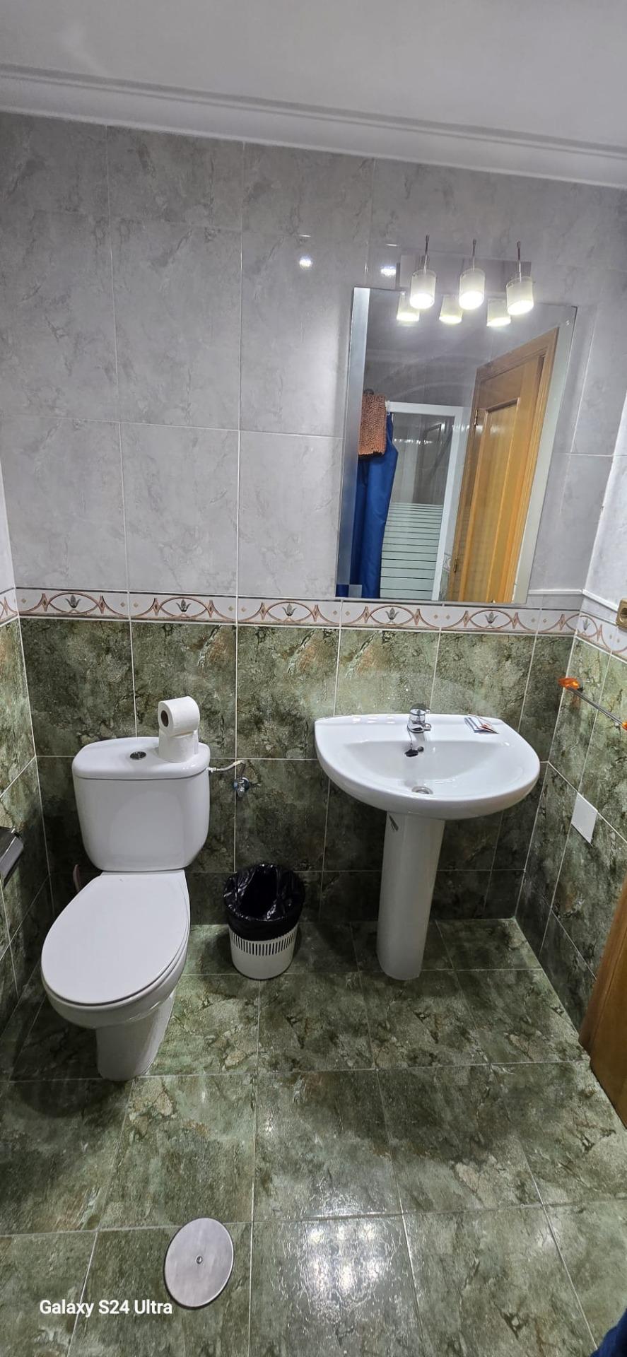 Resale - 4 Bedroom 2 Bathroom Apartment in Torrevieja - Torrevieja  - Alicante