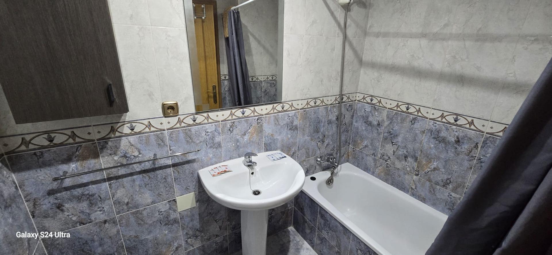 Resale - 4 Bedroom 2 Bathroom Apartment in Torrevieja - Torrevieja  - Alicante
