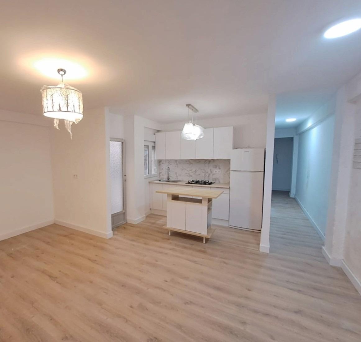 Resale - 3 Bedroom 1 Bathroom Apartment in Torrevieja - Centro  - Alicante