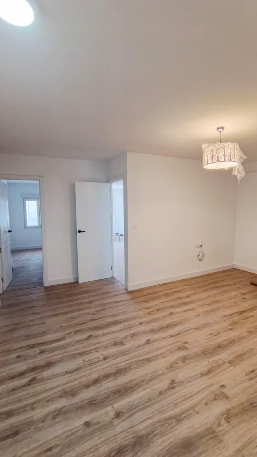 Resale - 3 Bedroom 1 Bathroom Apartment in Torrevieja - Centro  - Alicante