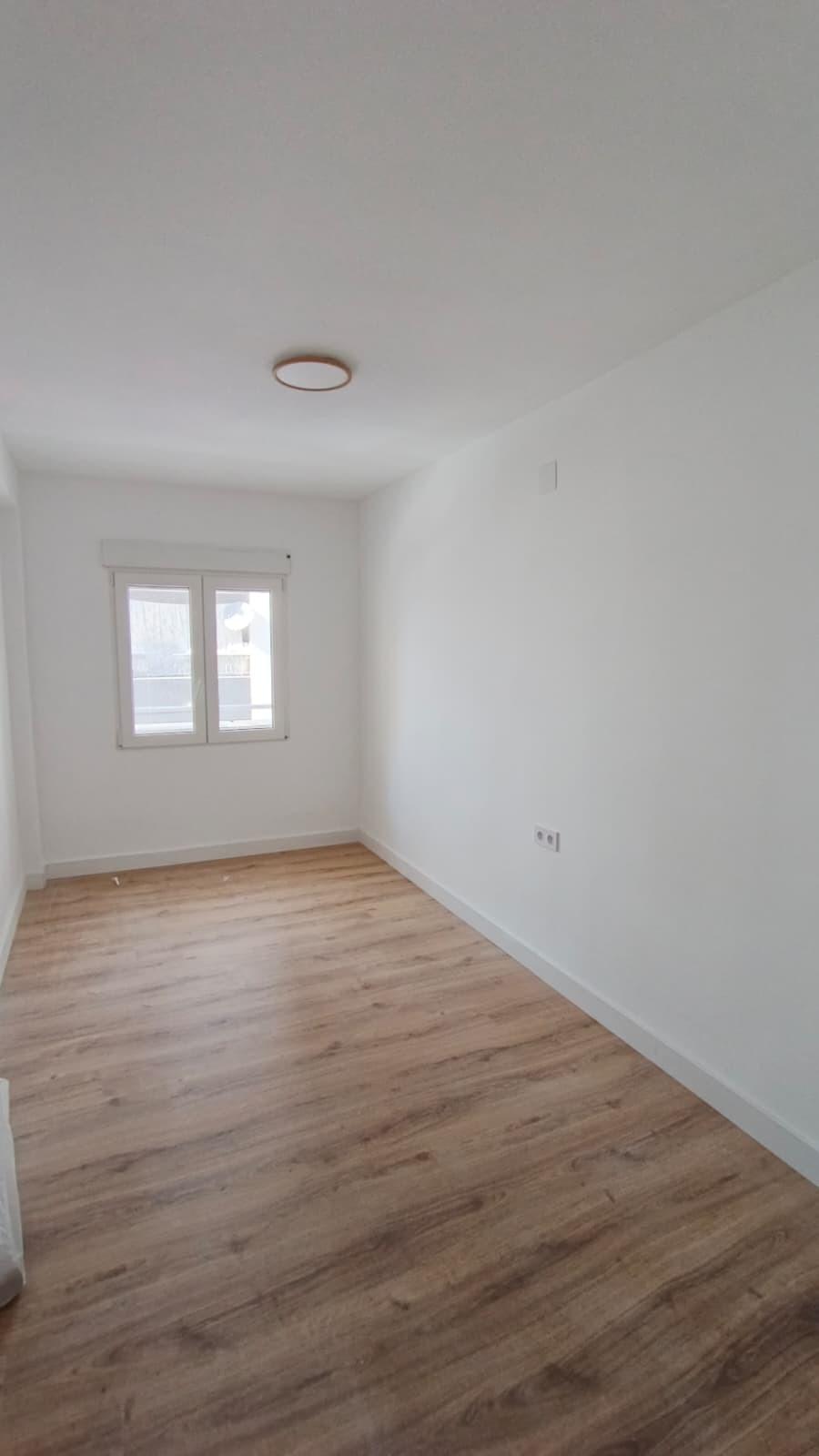 Resale - 3 Bedroom 1 Bathroom Apartment in Torrevieja - Centro  - Alicante