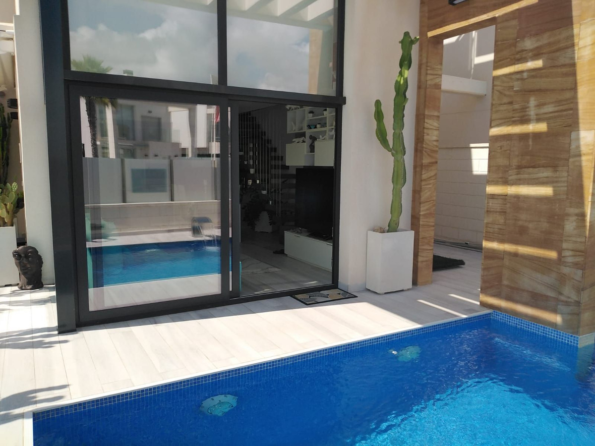 Resale - 3 Bedroom 3 Bathroom Villa in Orihuela Costa - Costa Blanca  - Alicante