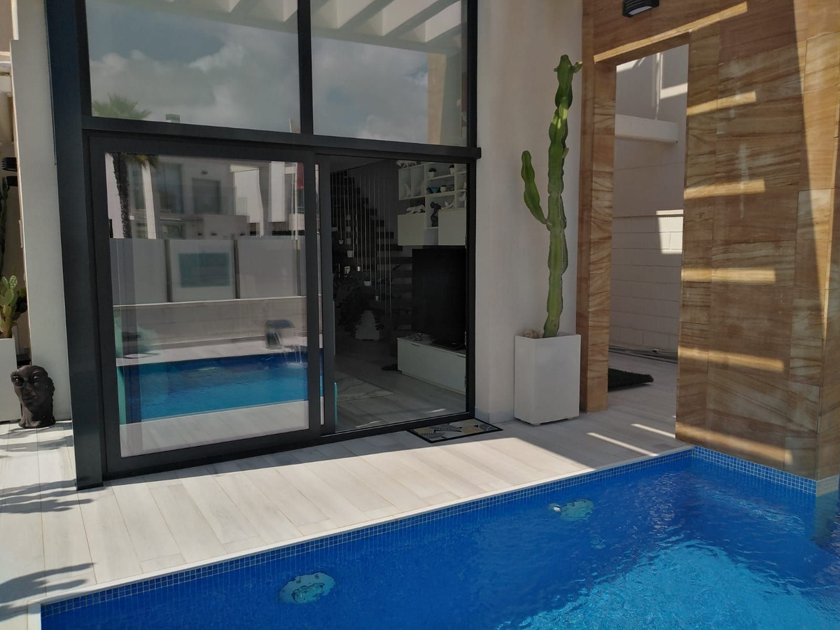 Resale - 3 Bedroom 3 Bathroom Villa in Orihuela Costa - Costa Blanca  - Alicante
