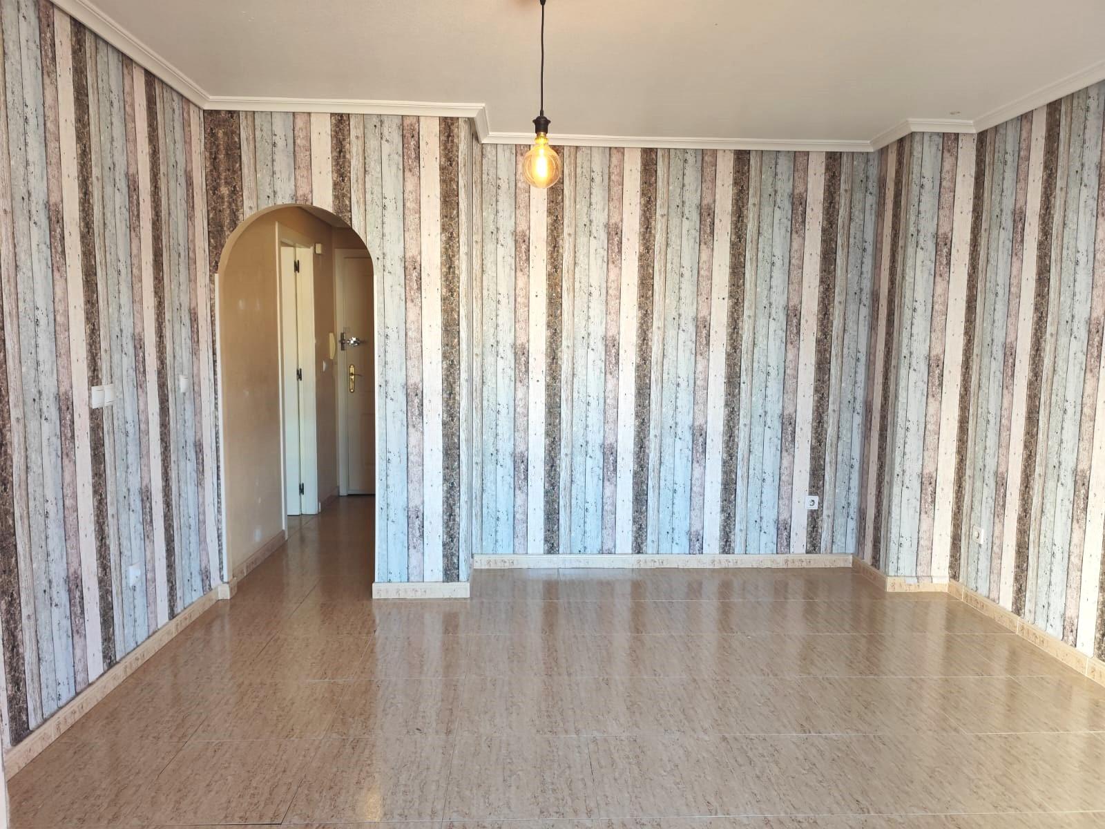Resale - 2 Bedroom 1 Bathroom Apartment in Torrevieja - Centro  - Alicante