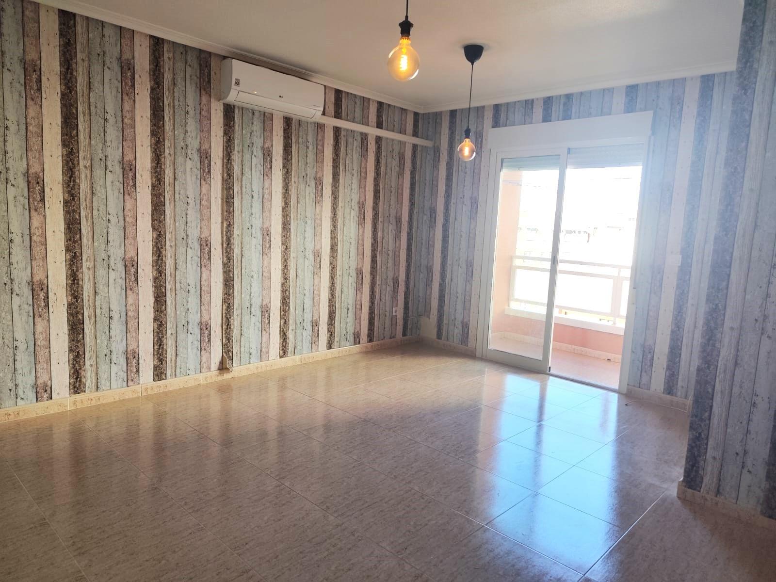 Resale - 2 Bedroom 1 Bathroom Apartment in Torrevieja - Centro  - Alicante