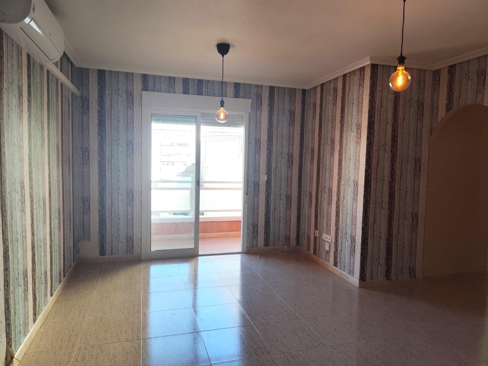 Resale - 2 Bedroom 1 Bathroom Apartment in Torrevieja - Centro  - Alicante