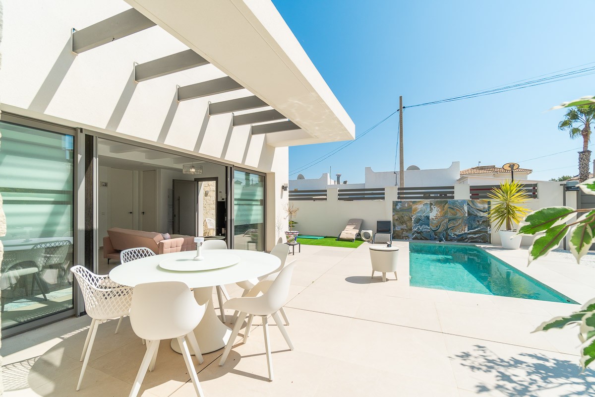 Resale - 3 Bedroom 2 Bathroom Villa in Orihuela Costa - Costa Blanca  - Alicante