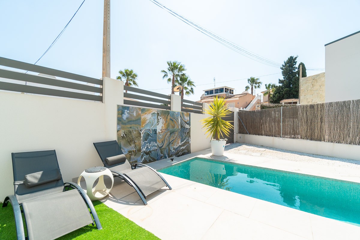 Resale - 3 Bedroom 2 Bathroom Villa in Orihuela Costa - Costa Blanca  - Alicante