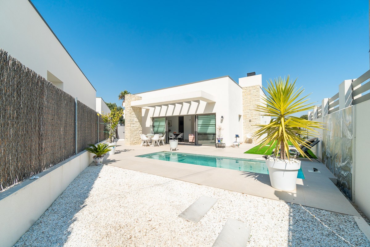 Resale - 3 Bedroom 2 Bathroom Villa in Orihuela Costa - Costa Blanca  - Alicante