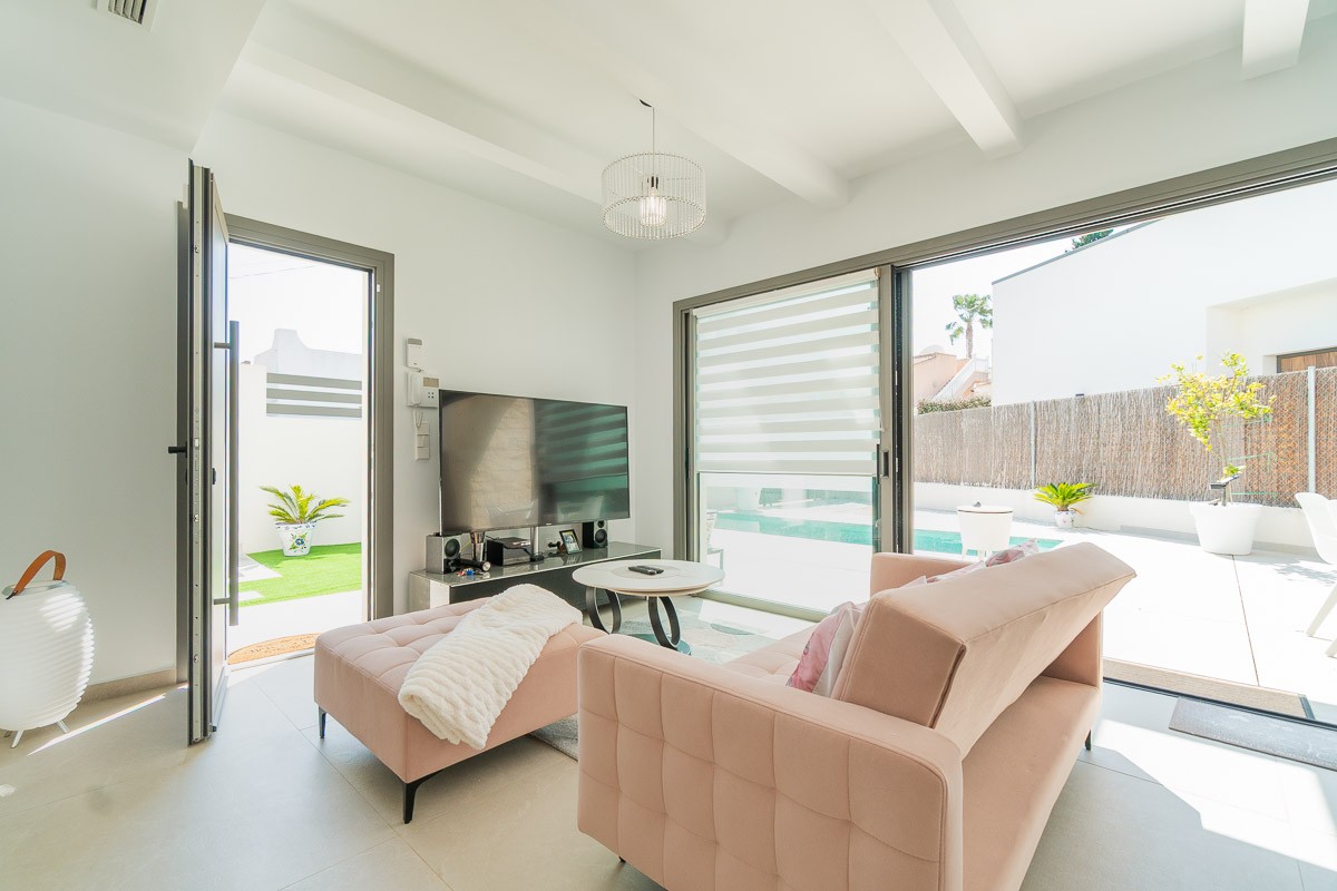 Resale - 3 Bedroom 2 Bathroom Villa in Orihuela Costa - Costa Blanca  - Alicante