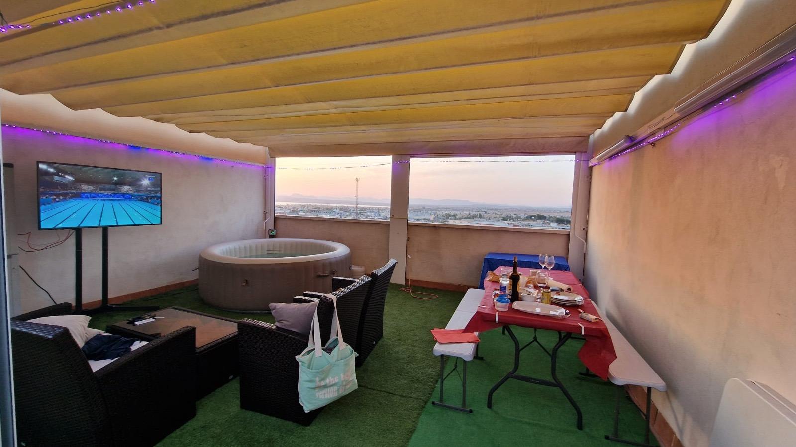 For sale - 2 Bedroom 1 Bathroom Penthouse in Torrevieja - Torrevieja  - Alicante