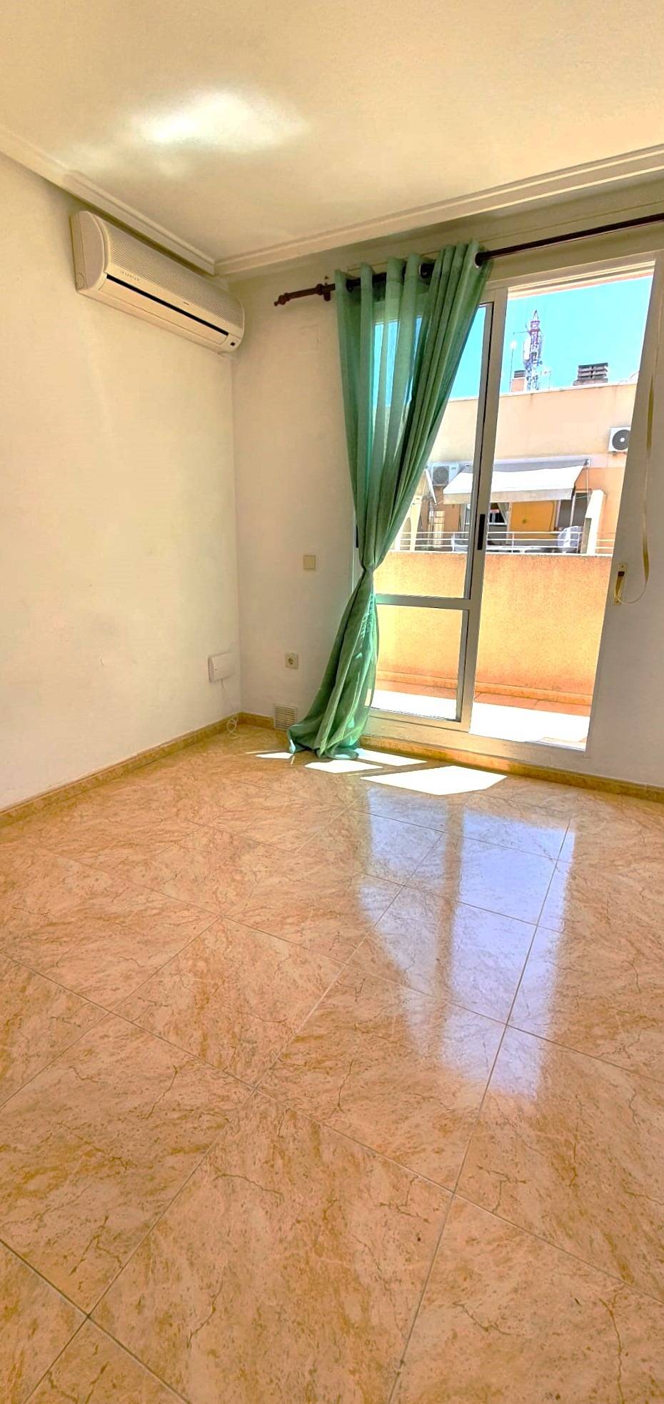 For sale - 2 Bedroom 1 Bathroom Penthouse in Torrevieja - Playa De Los Locos  - Alicante