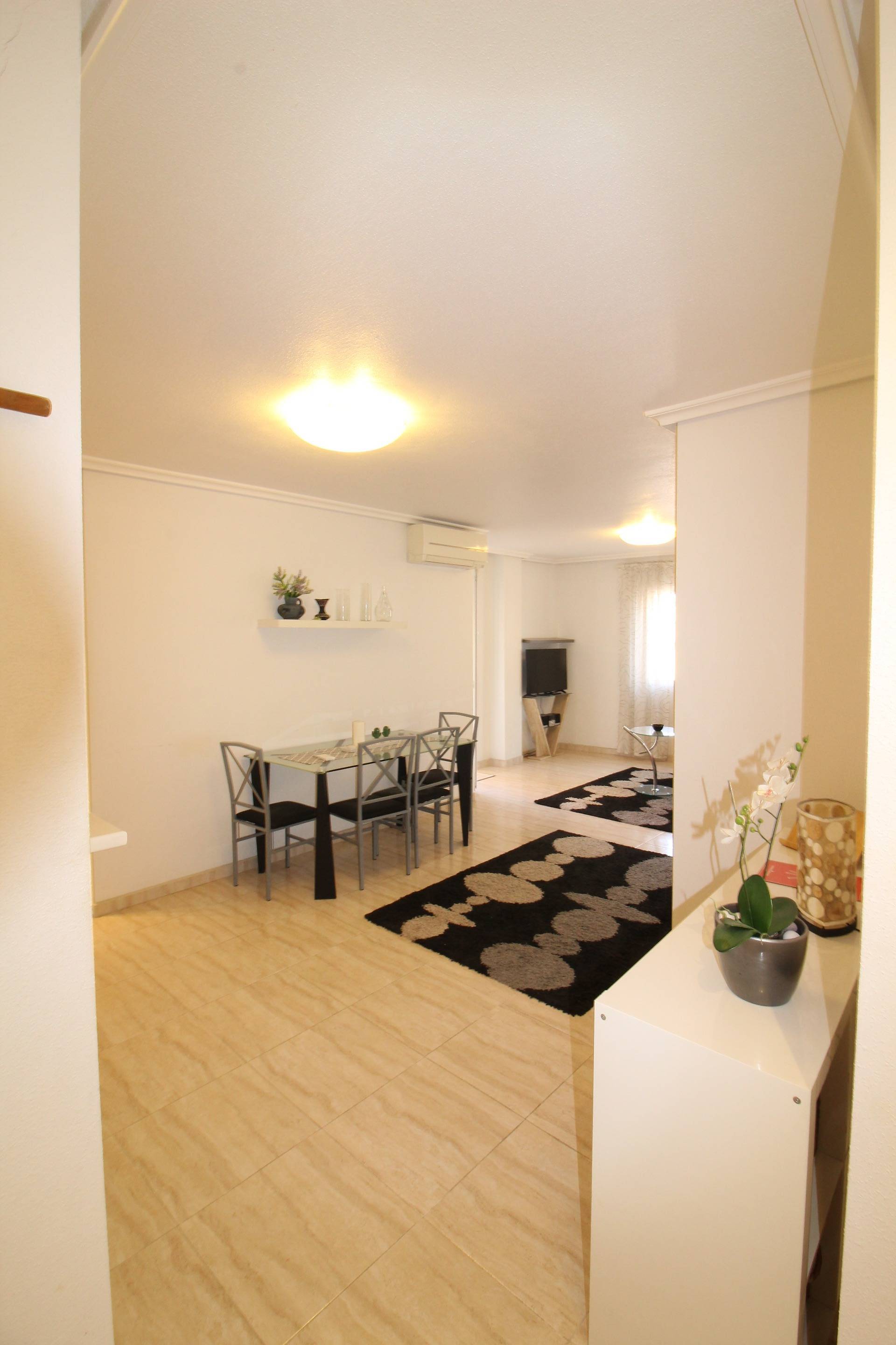 For sale - 2 Bedroom 1 Bathroom Apartment in Torrevieja - Centro  - Alicante