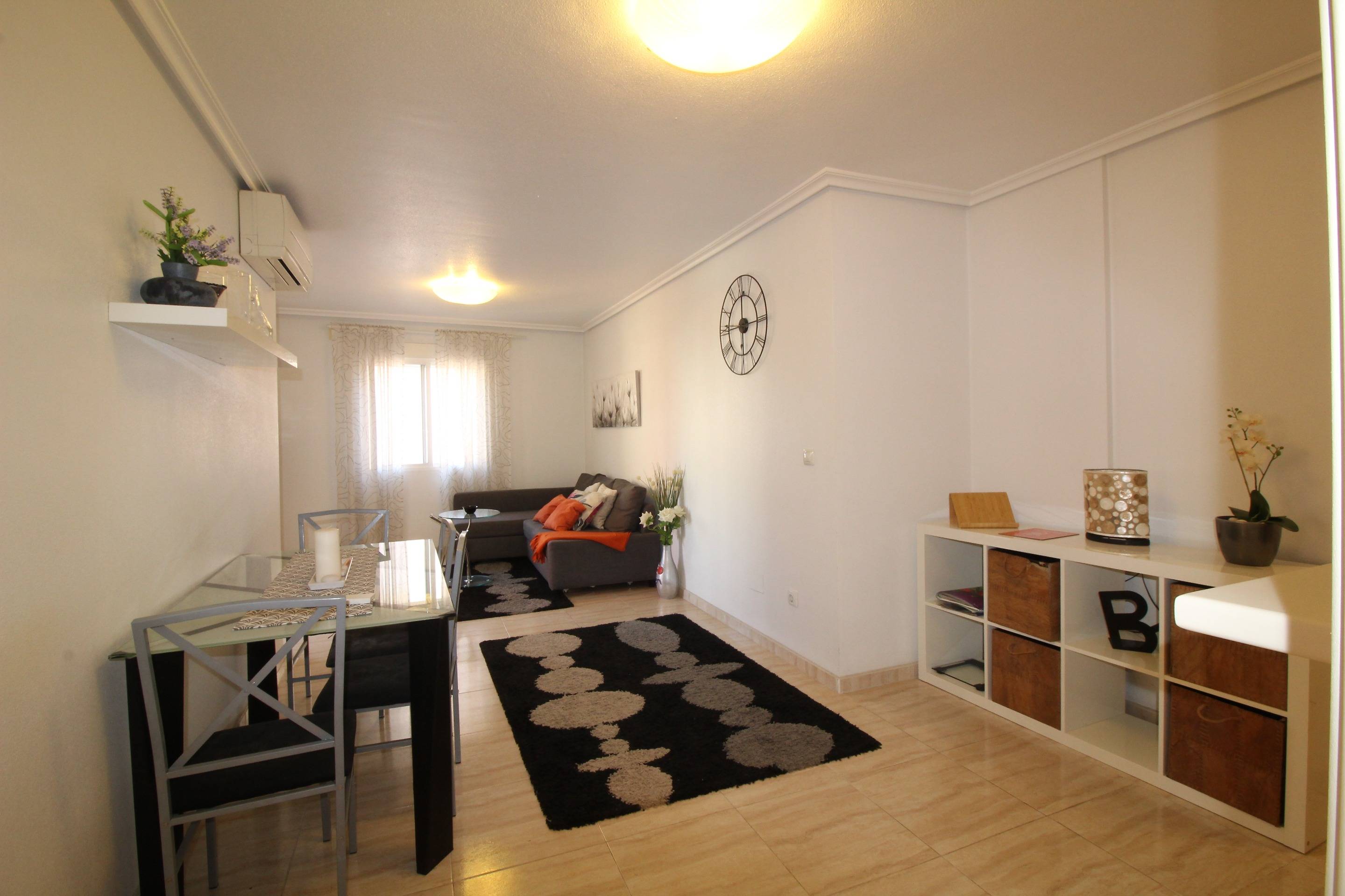 For sale - 2 Bedroom 1 Bathroom Apartment in Torrevieja - Centro  - Alicante