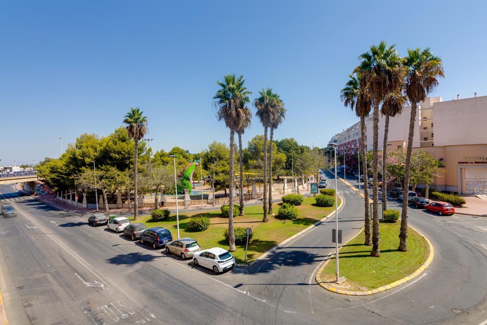 For sale - 2 Bedroom 1 Bathroom Penthouse in Torrevieja - Centro  - Alicante