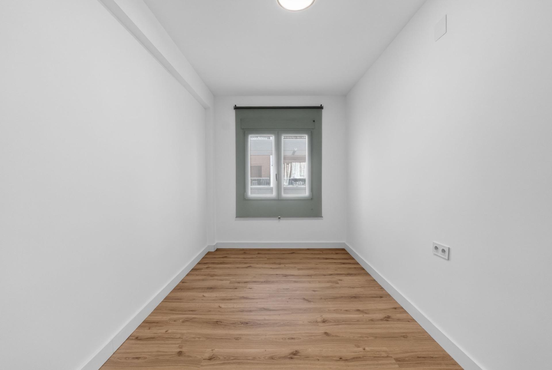 For sale - 3 Bedroom 1 Bathroom Apartment in Torrevieja - Centro  - Alicante