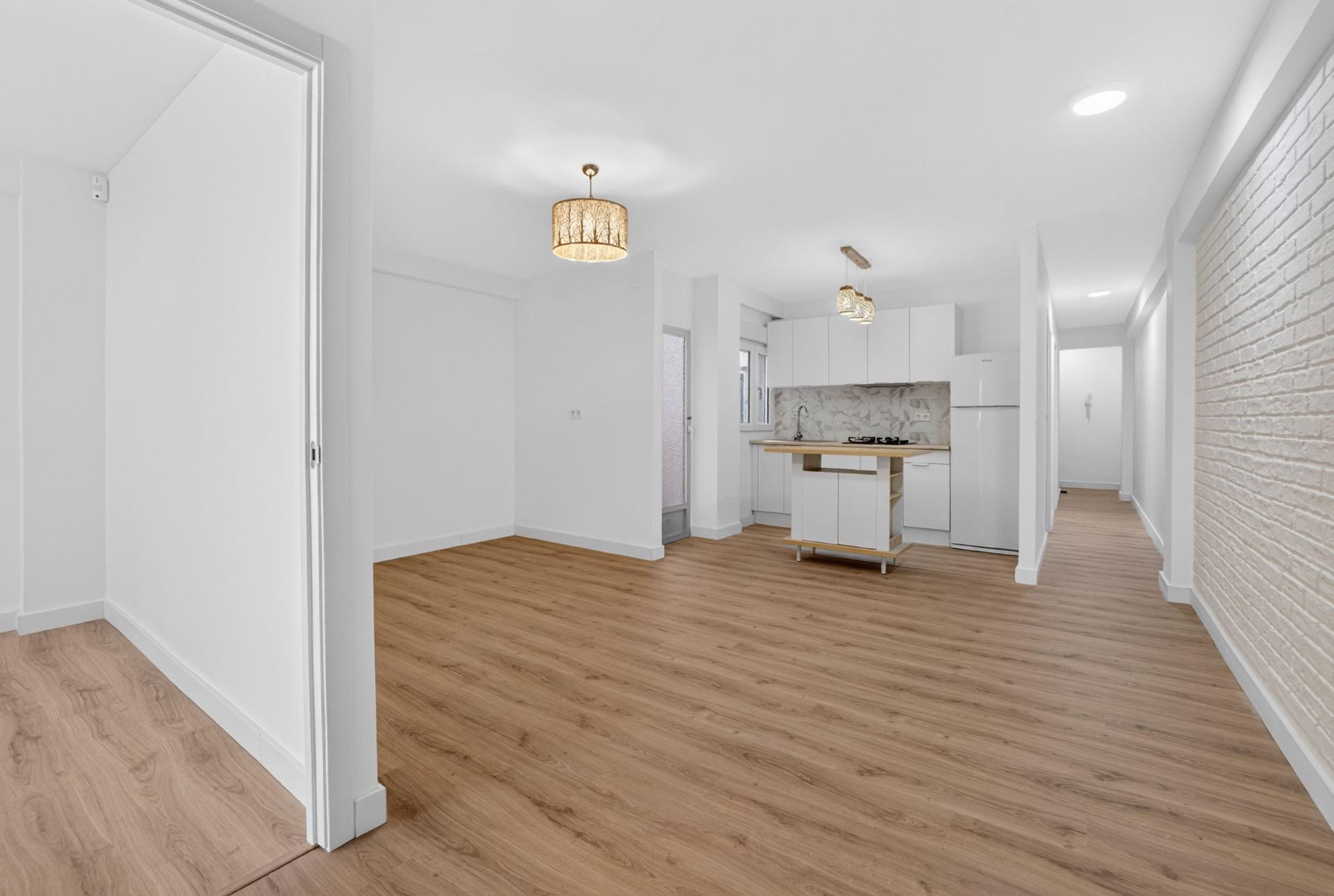 For sale - 3 Bedroom 1 Bathroom Apartment in Torrevieja - Centro  - Alicante