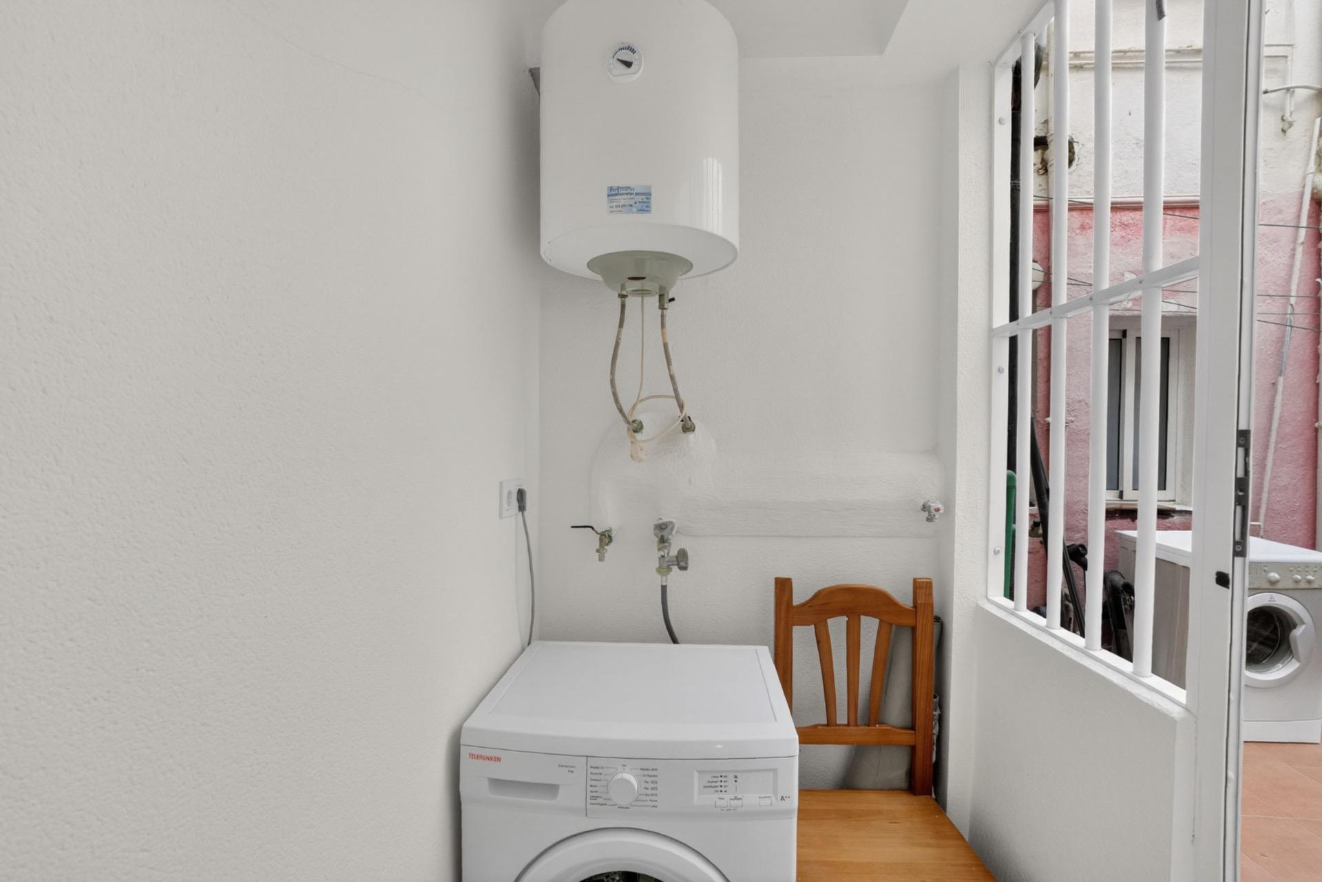 For sale - 3 Bedroom 1 Bathroom Apartment in Torrevieja - Centro  - Alicante