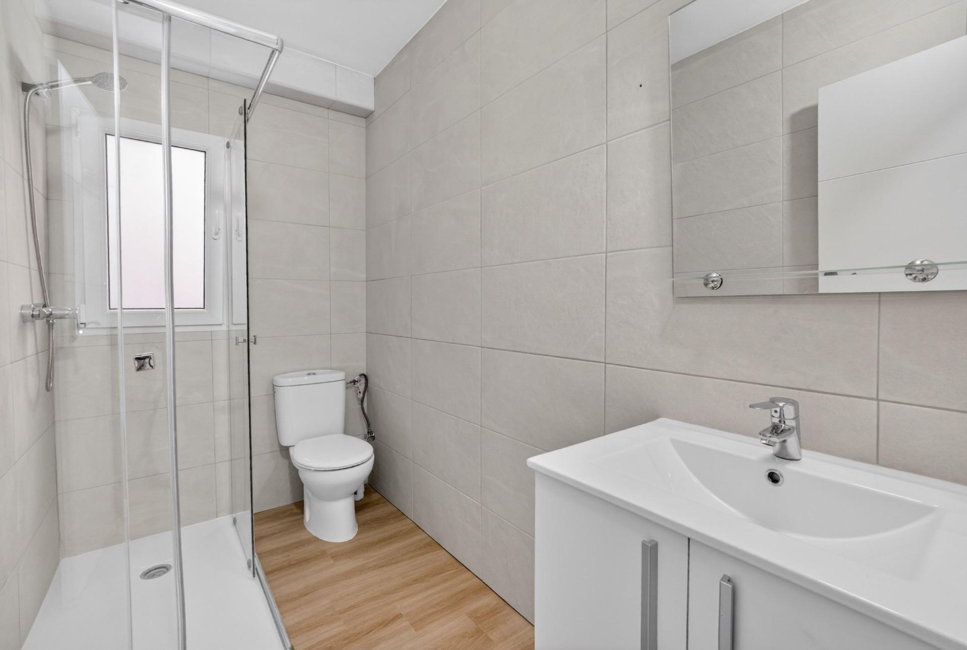 For sale - 3 Bedroom 1 Bathroom Apartment in Torrevieja - Centro  - Alicante