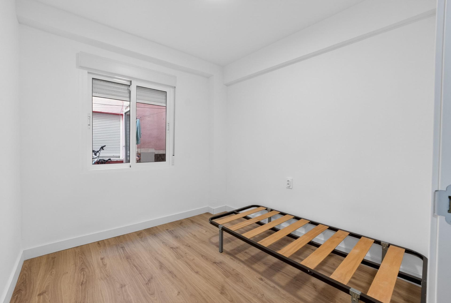 For sale - 3 Bedroom 1 Bathroom Apartment in Torrevieja - Centro  - Alicante