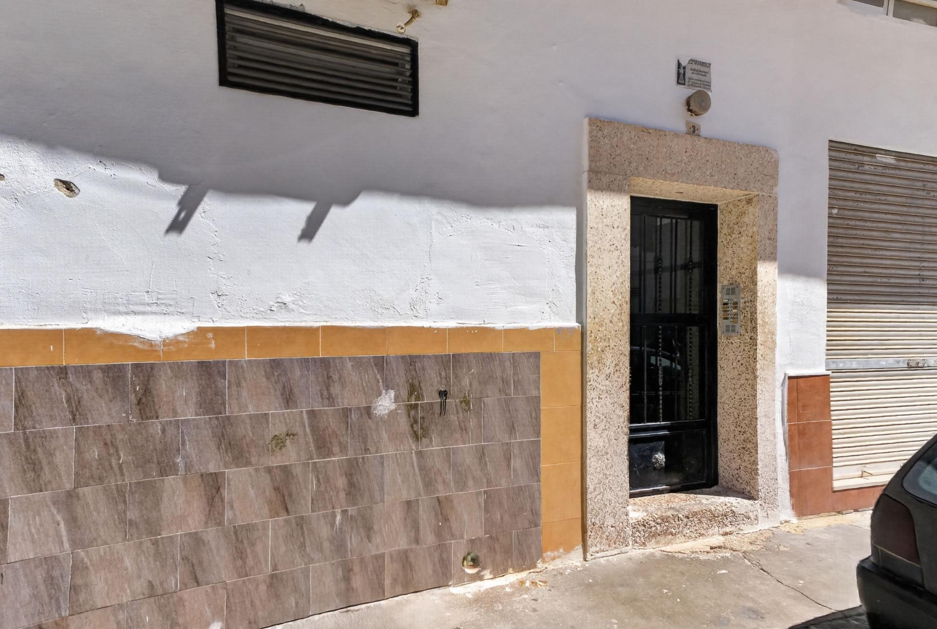 For sale - 3 Bedroom 1 Bathroom Apartment in Torrevieja - Centro  - Alicante