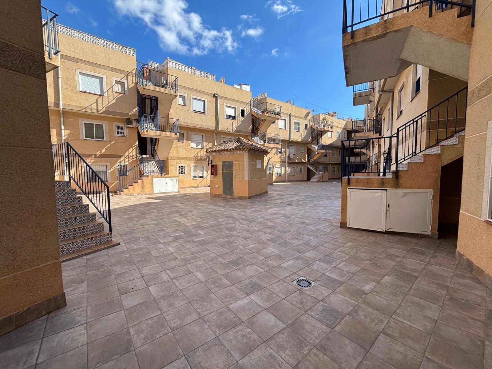 For sale - 3 Bedroom 1 Bathroom Apartment in Torrevieja - Playa De Los Locos  - Alicante