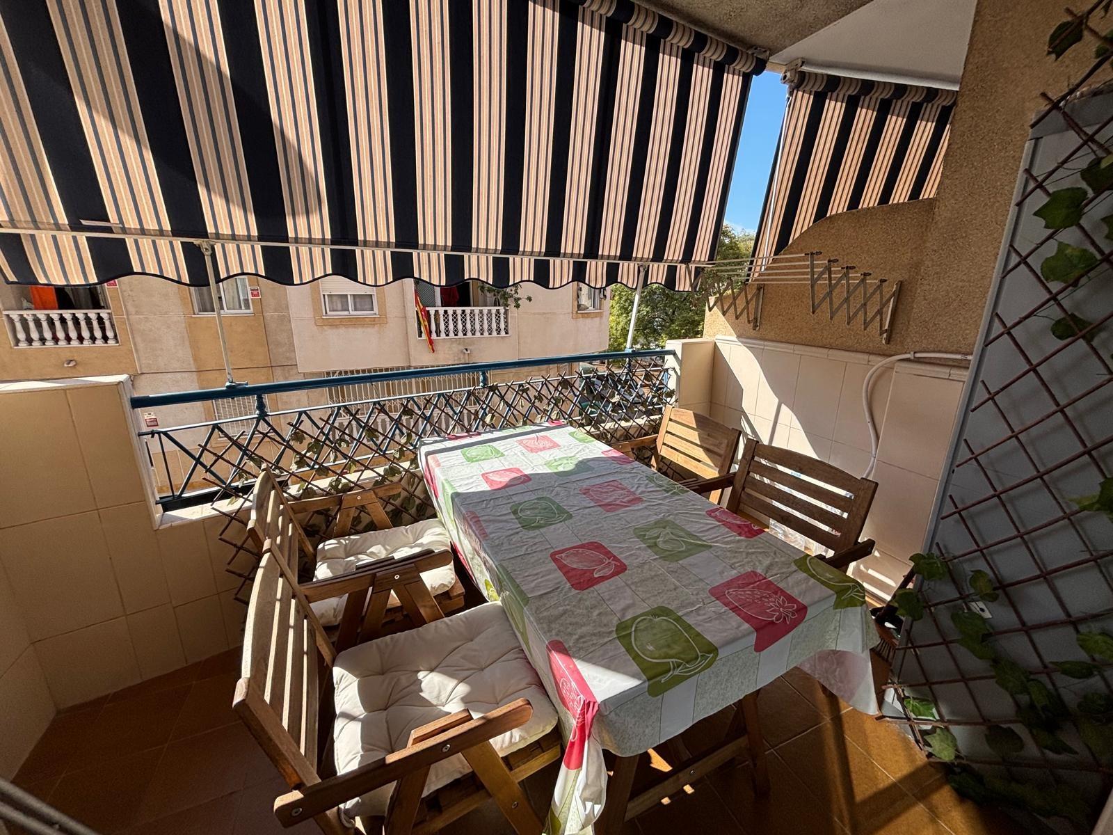 For sale - 3 Bedroom 1 Bathroom Apartment in Torrevieja - Playa De Los Locos  - Alicante