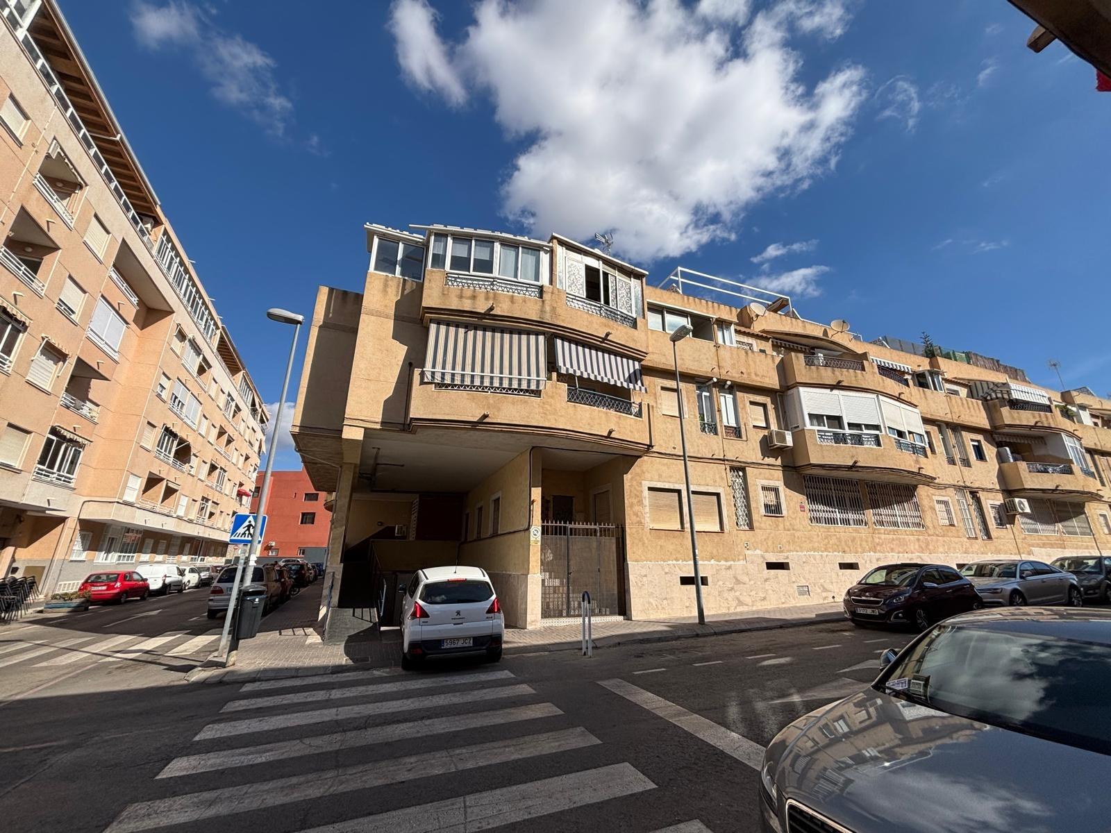 For sale - 3 Bedroom 1 Bathroom Apartment in Torrevieja - Playa De Los Locos  - Alicante