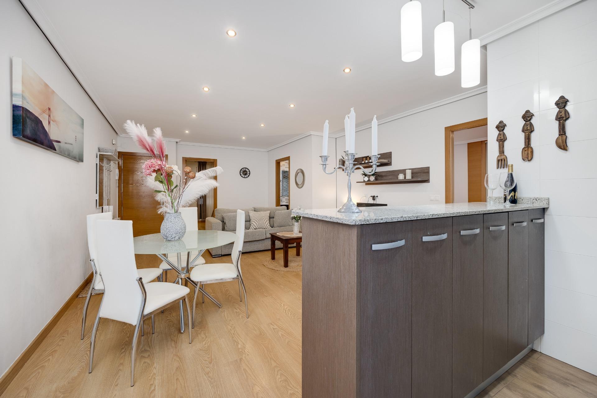 For sale - 2 Bedroom 1 Bathroom Apartment in Torrevieja - Centro  - Alicante