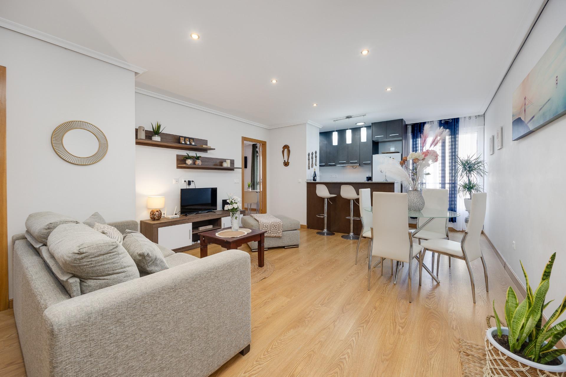 For sale - 2 Bedroom 1 Bathroom Apartment in Torrevieja - Centro  - Alicante