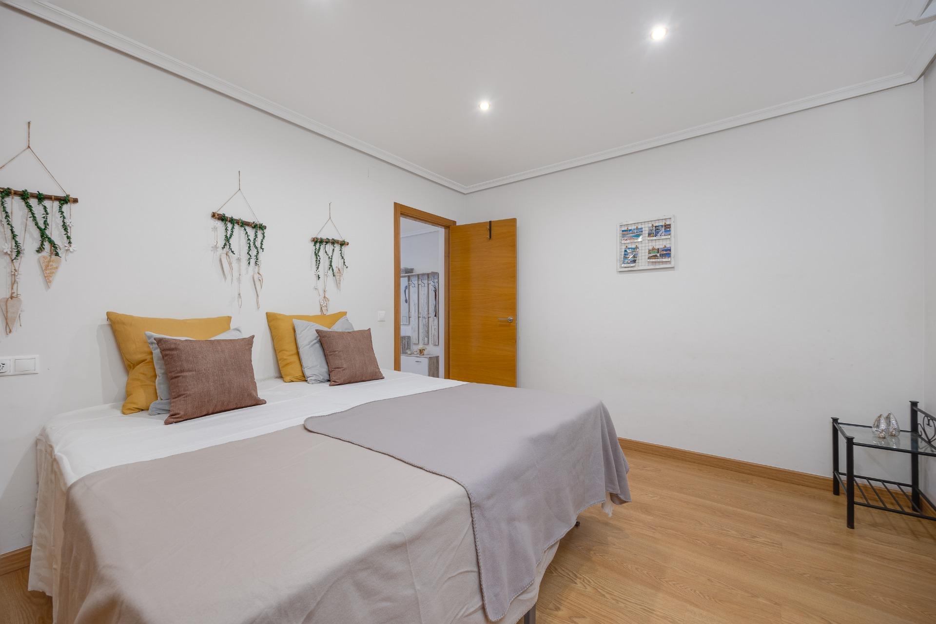 For sale - 2 Bedroom 1 Bathroom Apartment in Torrevieja - Centro  - Alicante