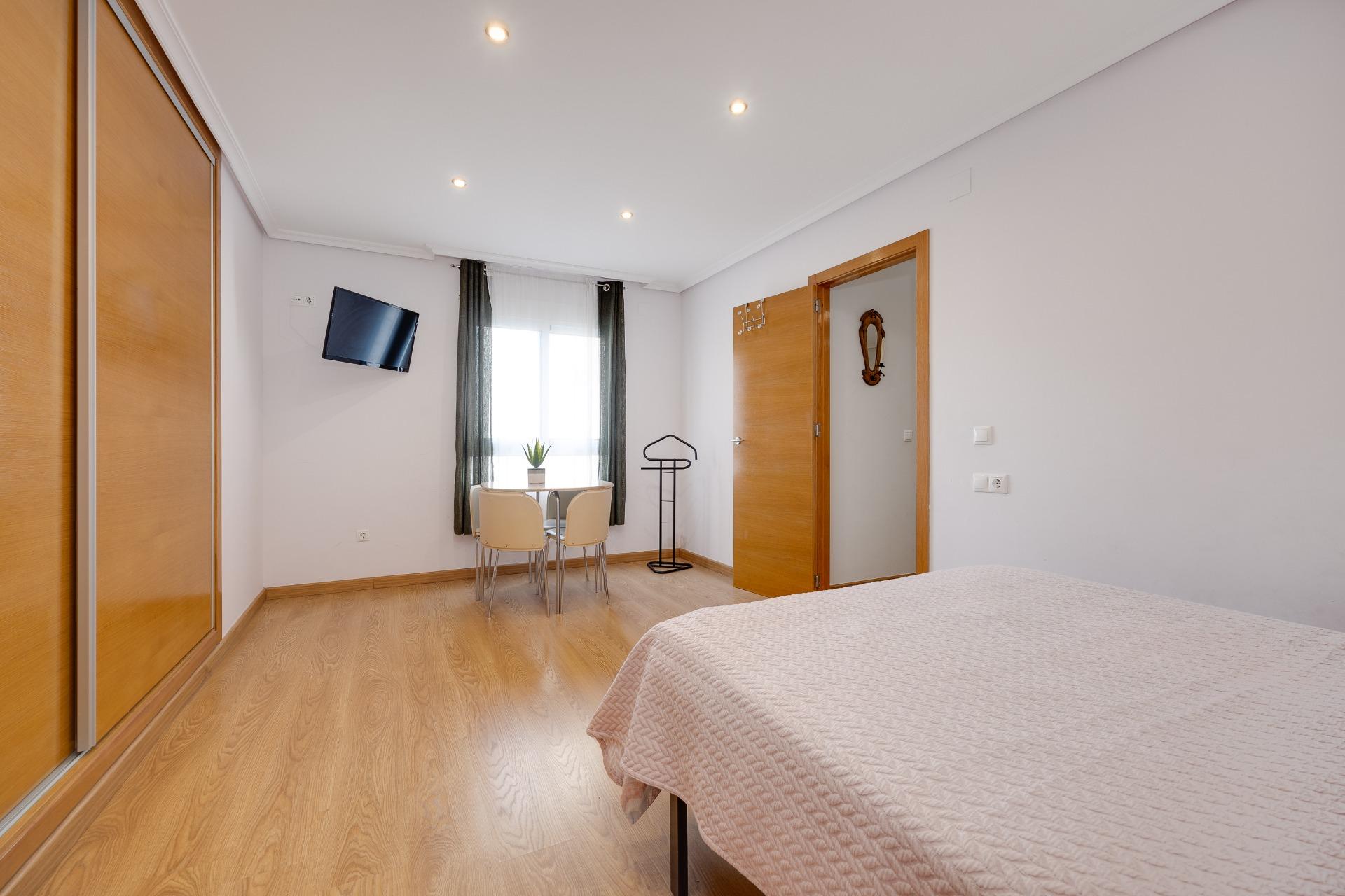 For sale - 2 Bedroom 1 Bathroom Apartment in Torrevieja - Centro  - Alicante