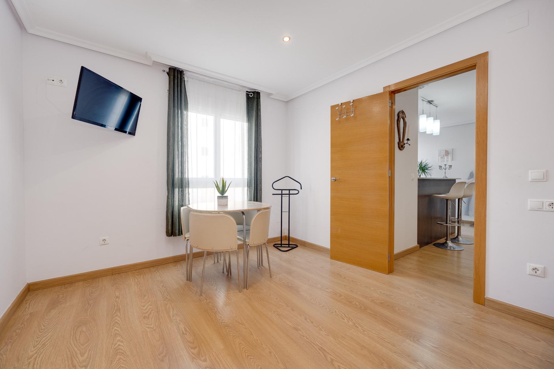 For sale - 2 Bedroom 1 Bathroom Apartment in Torrevieja - Centro  - Alicante