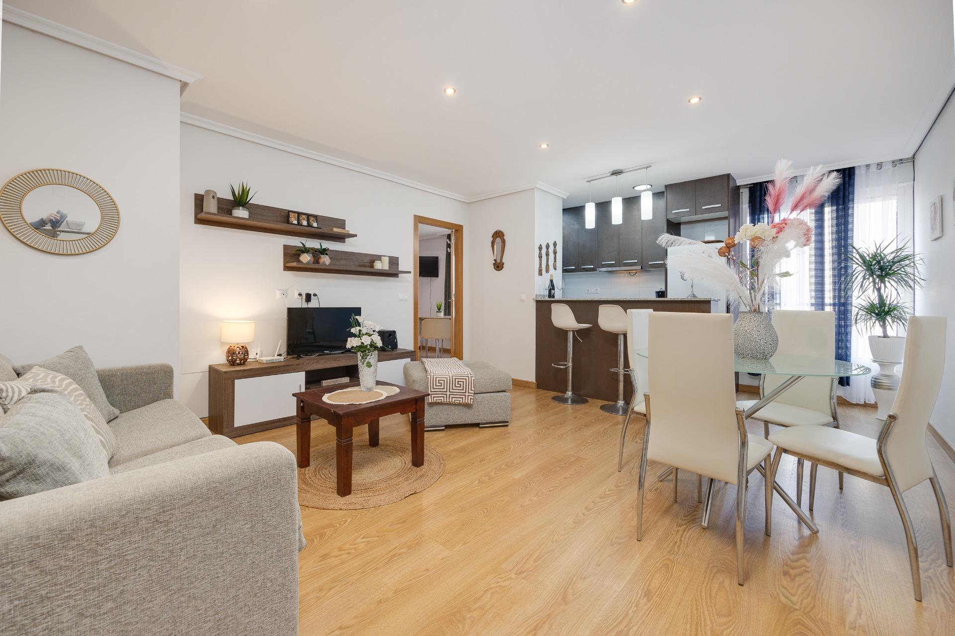 For sale - 2 Bedroom 1 Bathroom Apartment in Torrevieja - Centro  - Alicante
