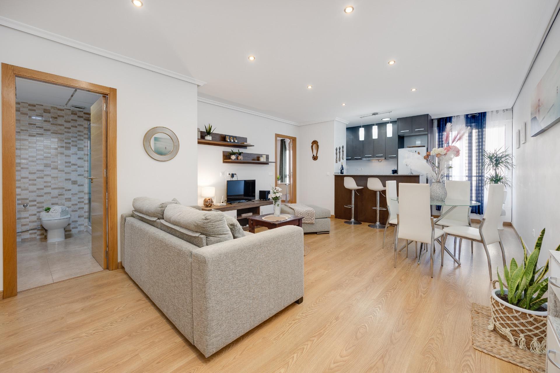For sale - 2 Bedroom 1 Bathroom Apartment in Torrevieja - Centro  - Alicante