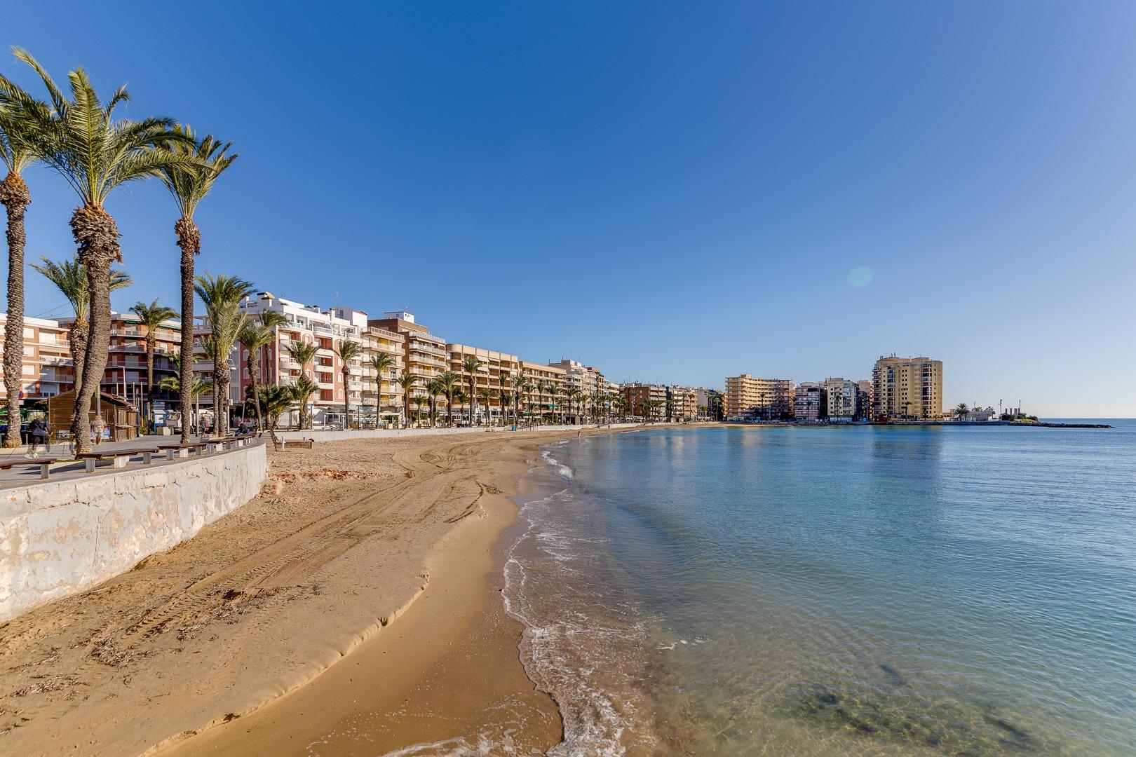 For sale - 2 Bedroom 1 Bathroom Apartment in Torrevieja - Centro  - Alicante