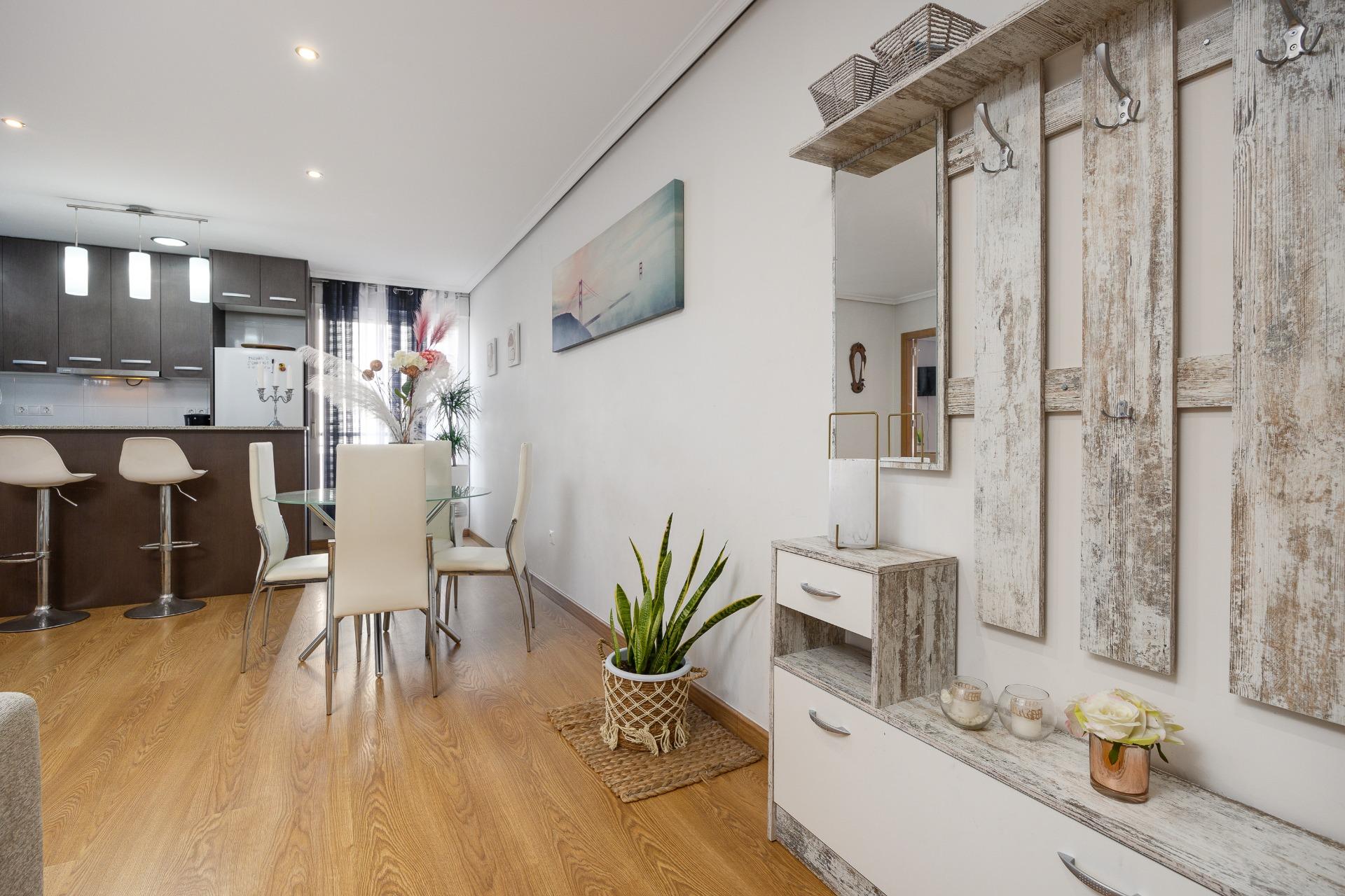 For sale - 2 Bedroom 1 Bathroom Apartment in Torrevieja - Centro  - Alicante