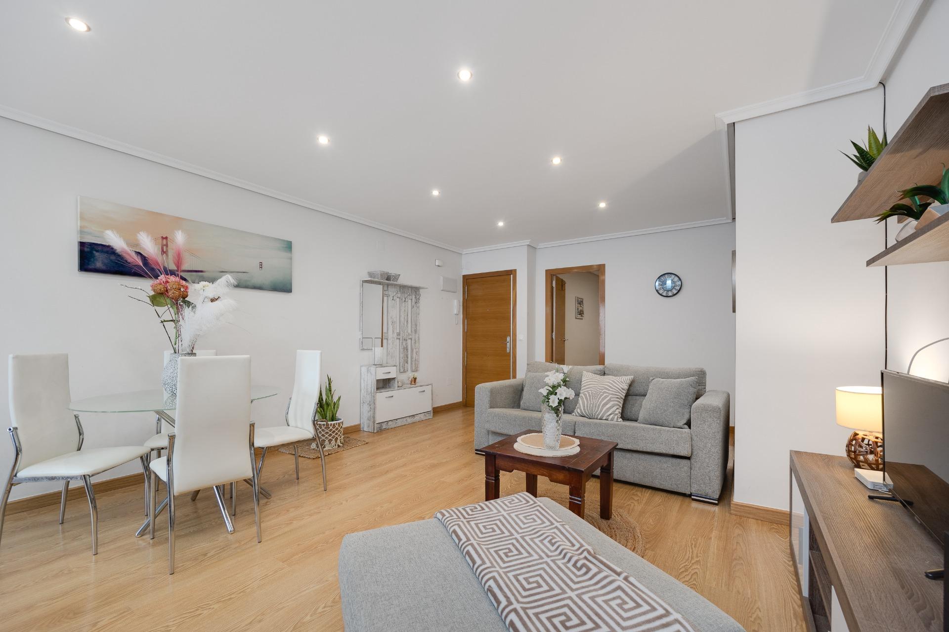 For sale - 2 Bedroom 1 Bathroom Apartment in Torrevieja - Centro  - Alicante