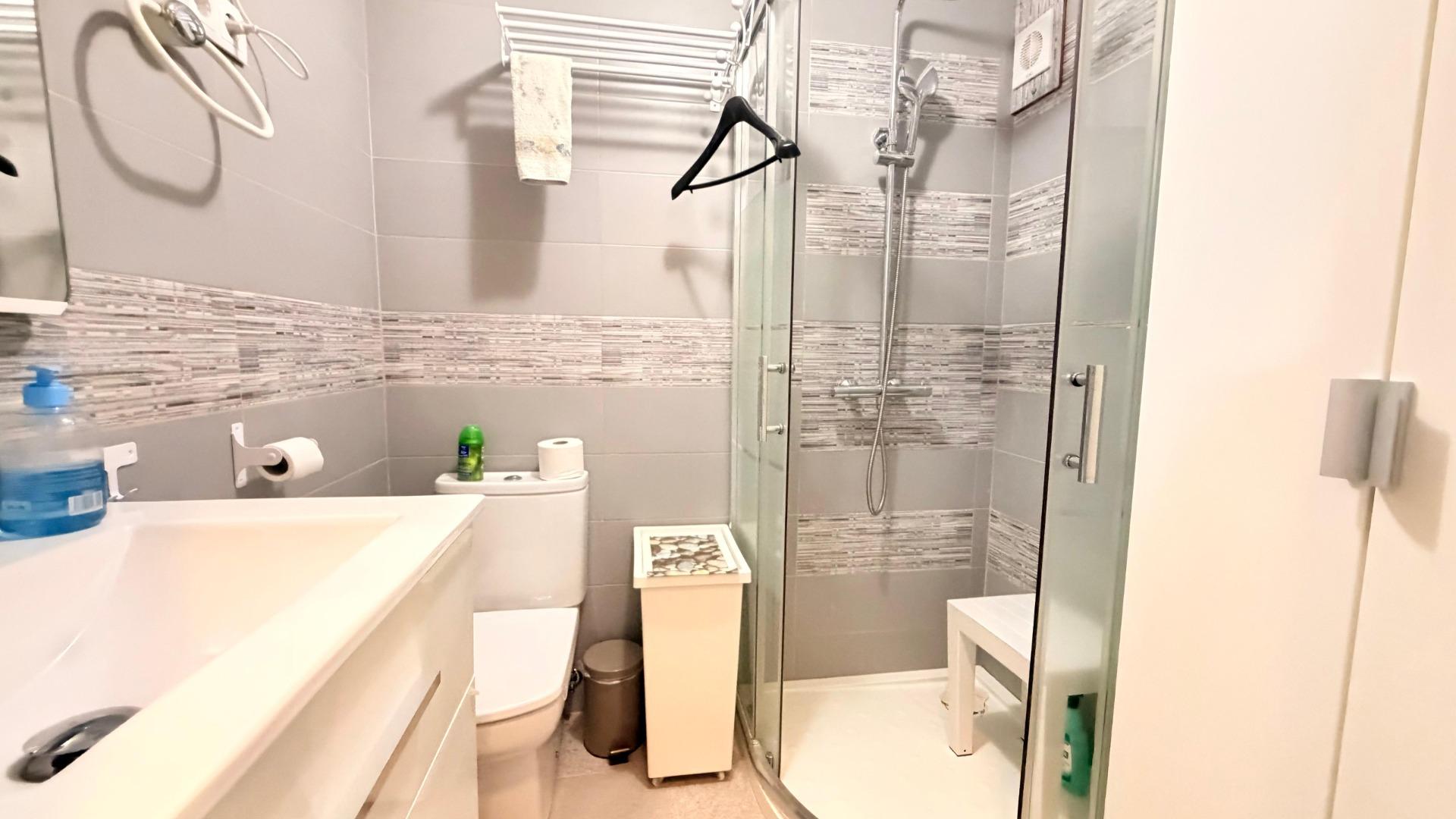 For sale - 2 Bedroom 1 Bathroom Apartment in Torrevieja - Playa De Los Naufragos  - Alicante