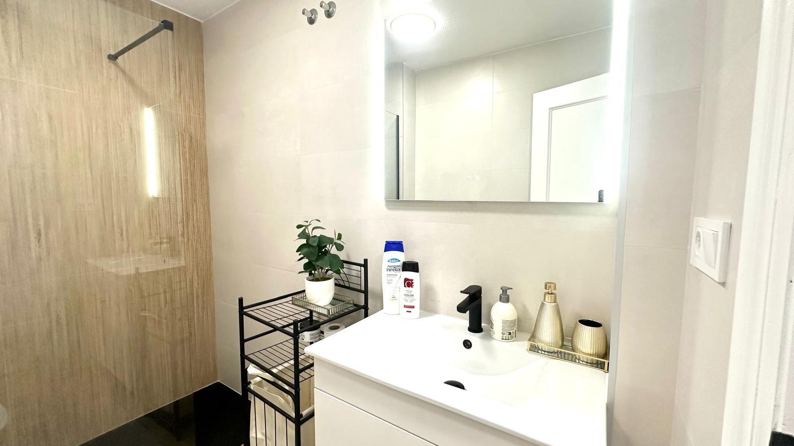 For sale - 2 Bedroom 1 Bathroom Apartment in Torrevieja - Centro  - Alicante