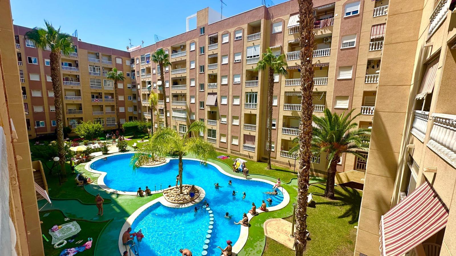 For sale - 2 Bedroom 1 Bathroom Apartment in Torrevieja - Centro  - Alicante