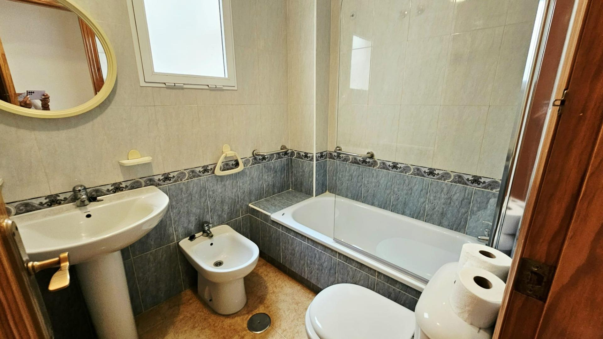 For sale - 2 Bedroom 1 Bathroom Apartment in Torrevieja - Curva Del Palangre  - Alicante