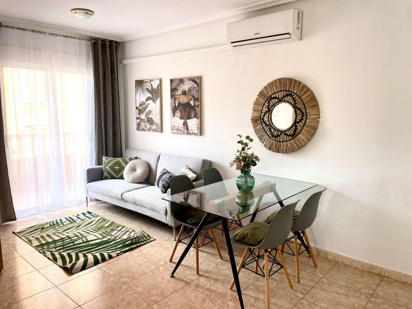 For sale - 2 Bedroom 1 Bathroom Apartment in Torrevieja - Centro  - Alicante