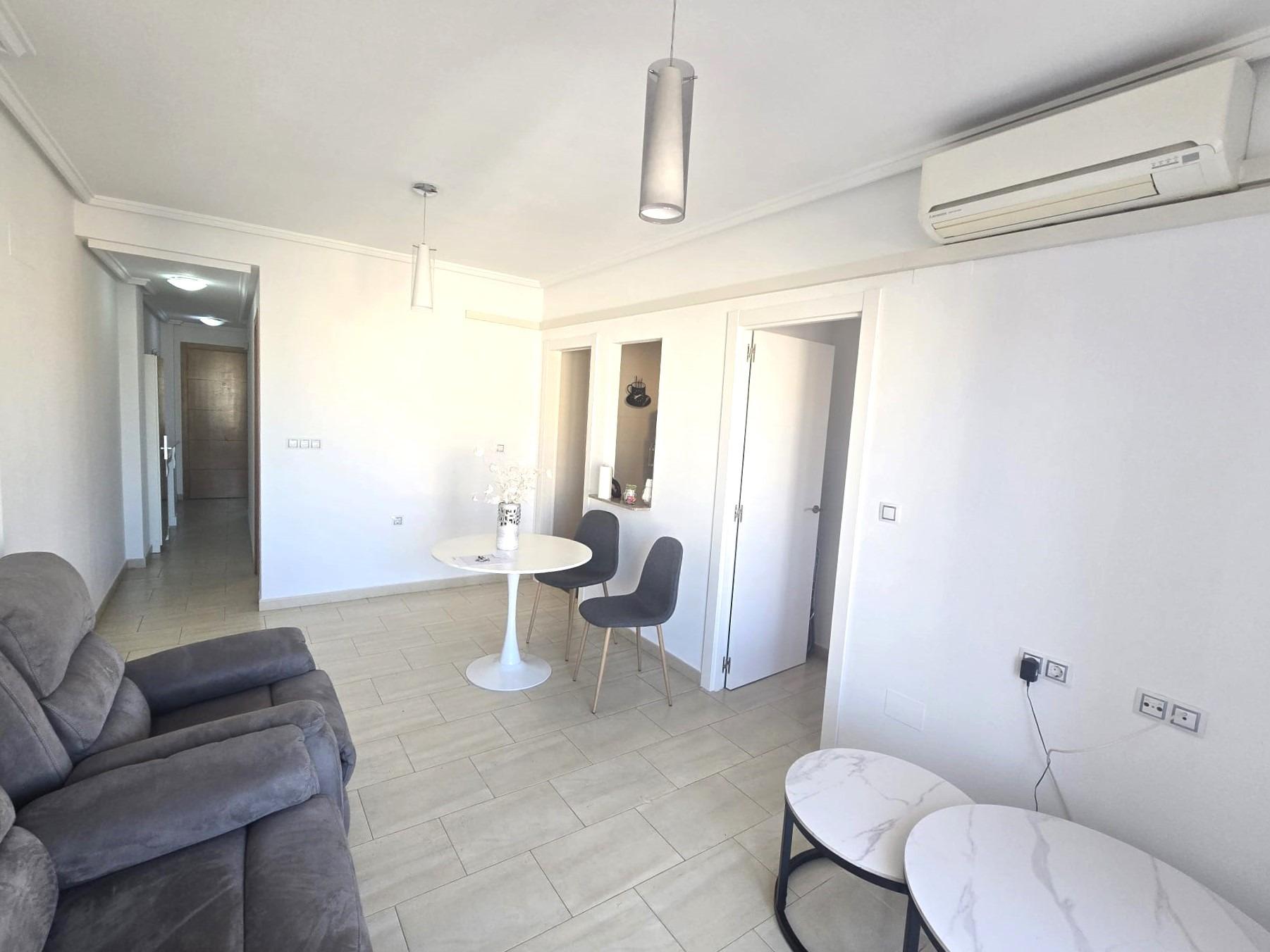 For sale - 2 Bedroom 2 Bathroom Apartment in Torrevieja - Centro  - Alicante