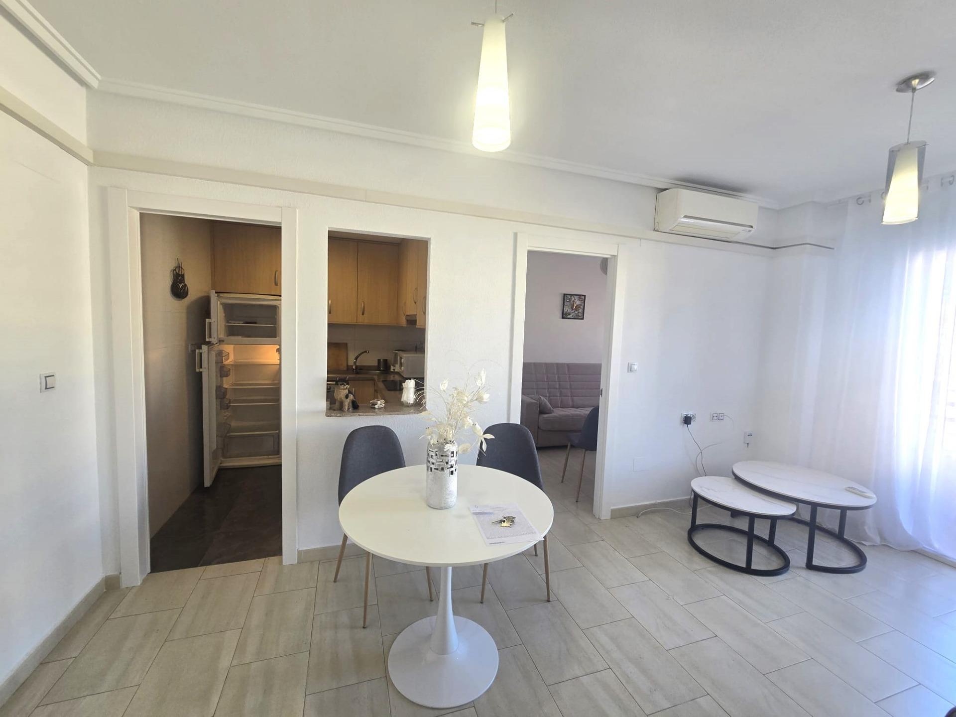 For sale - 2 Bedroom 2 Bathroom Apartment in Torrevieja - Centro  - Alicante