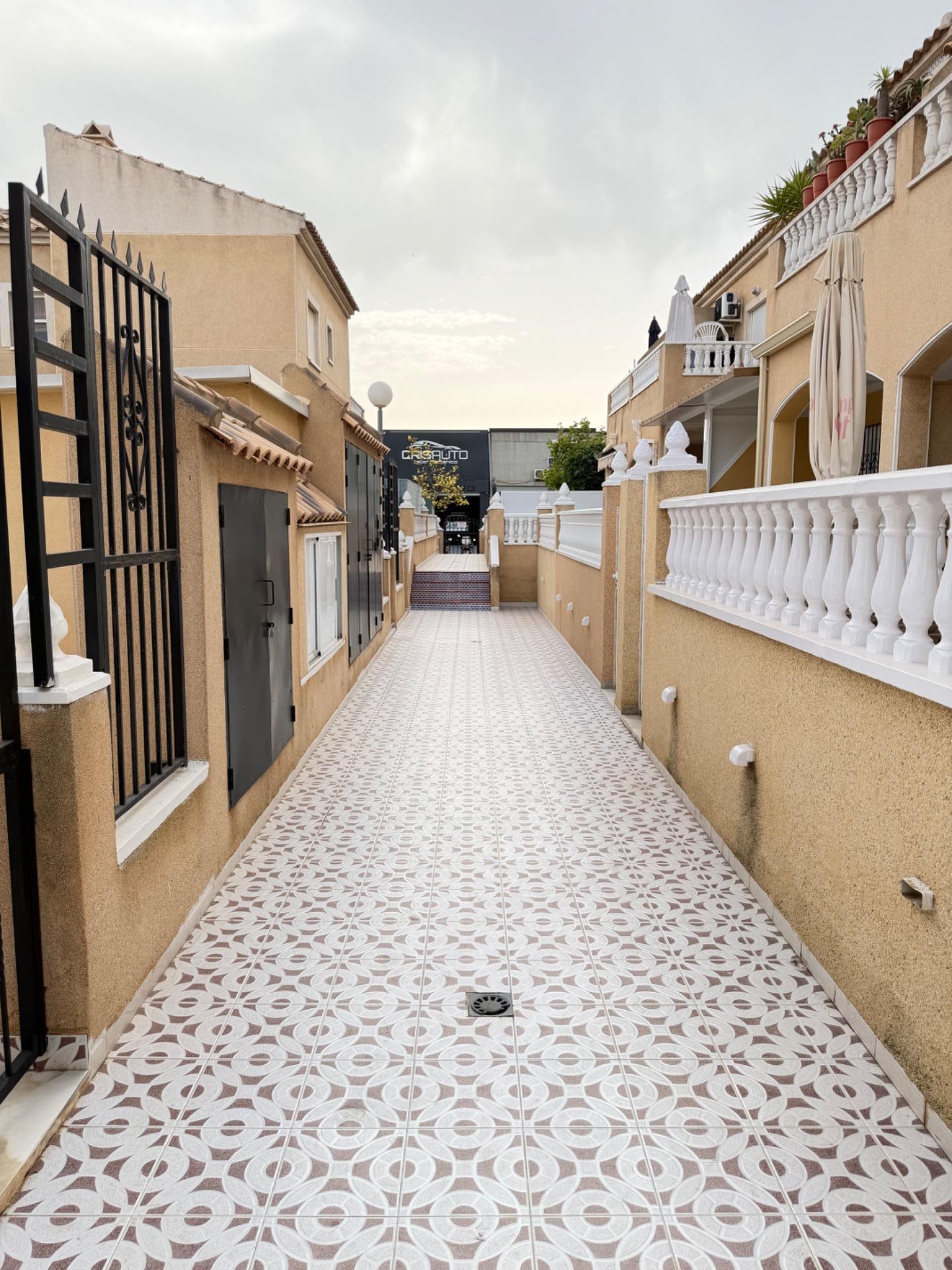 For sale - 2 Bedroom 1 Bathroom Apartment in Torrevieja - Centro  - Alicante