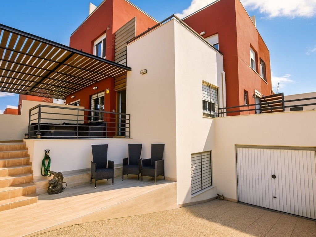 3 Bedroom 2 Bathroom Villa in Algorfa